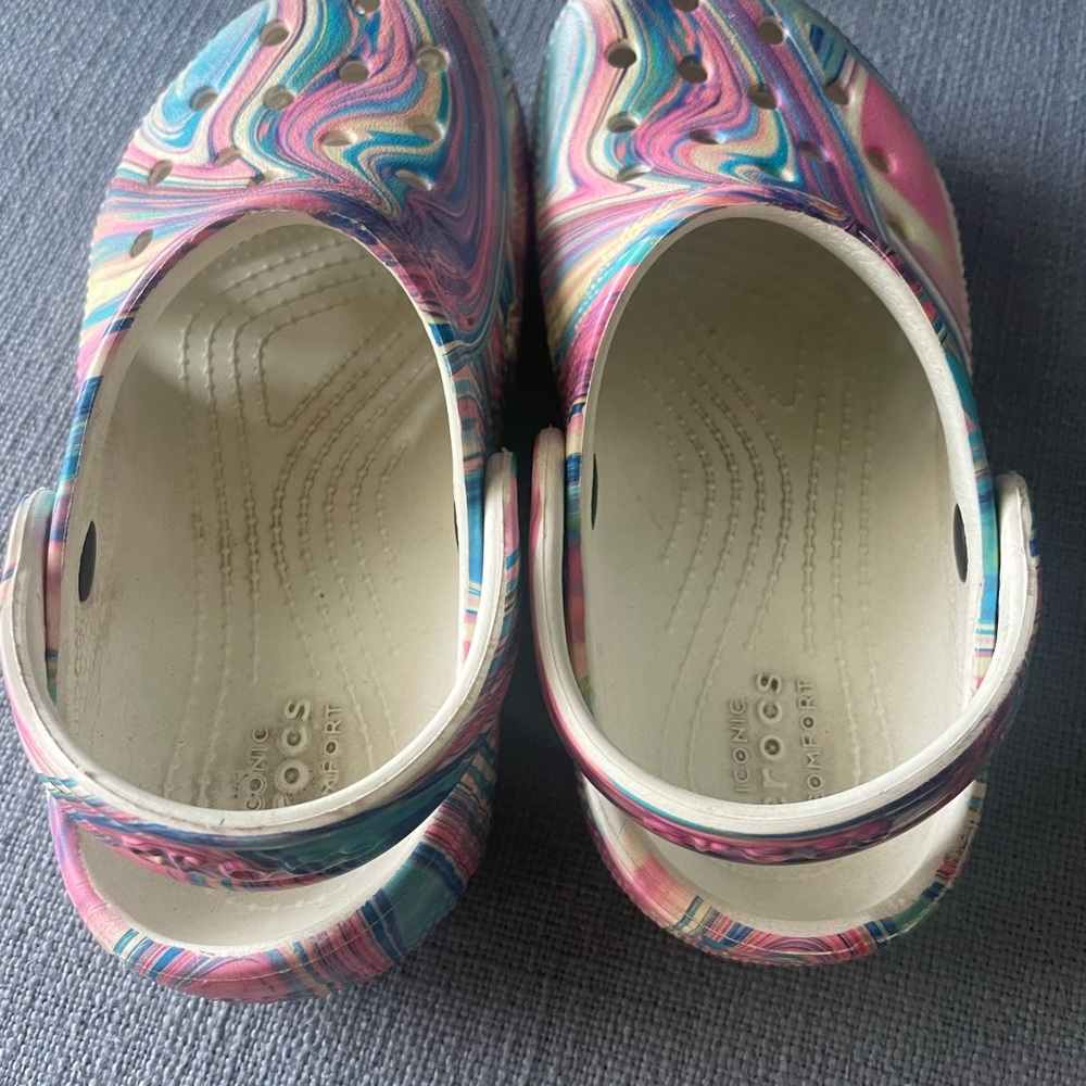 Kids Crocs size 11.